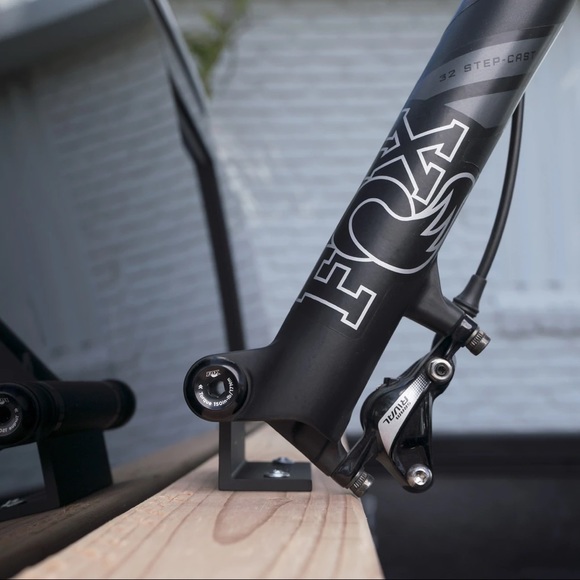 Delta Thru-Axle Pro Bike Hitch for Truck - Picture 5 of 7